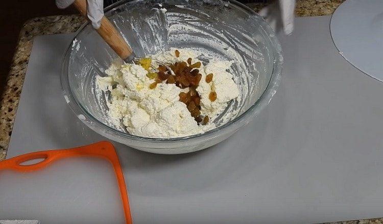 Ajouter la vanille, les raisins secs et mélanger.