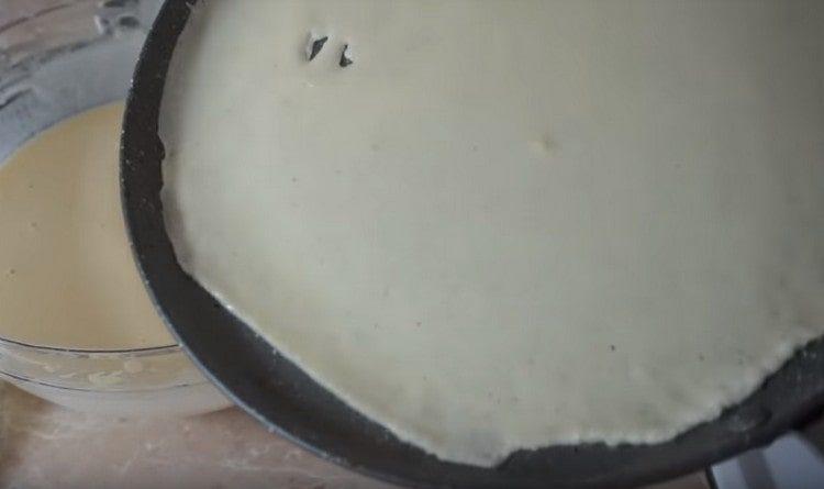 Verser la pâte dans la casserole, former une crêpe.