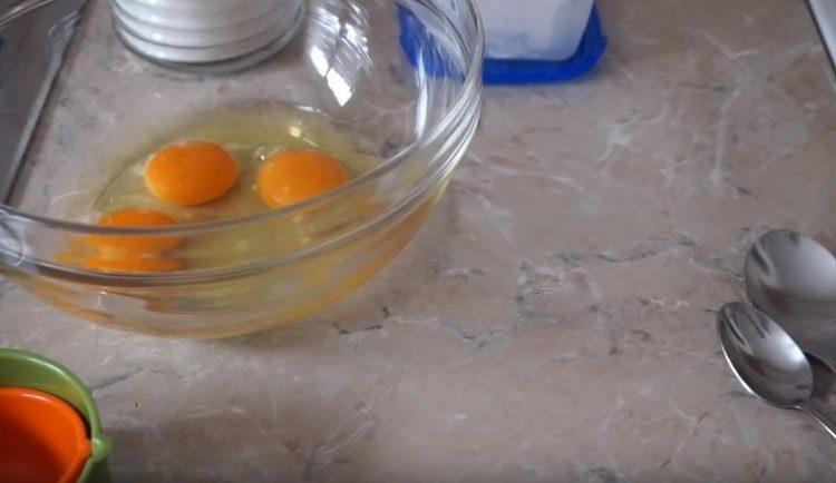 batir los huevos en un tazón para preparar la masa.