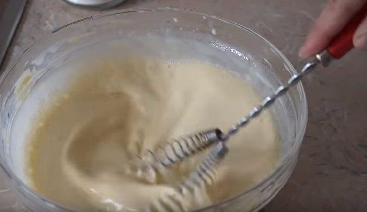 Ajouter le lait et mélanger la pâte.