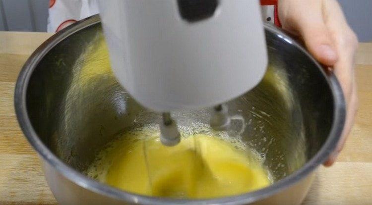 Beat eggs with sugar.