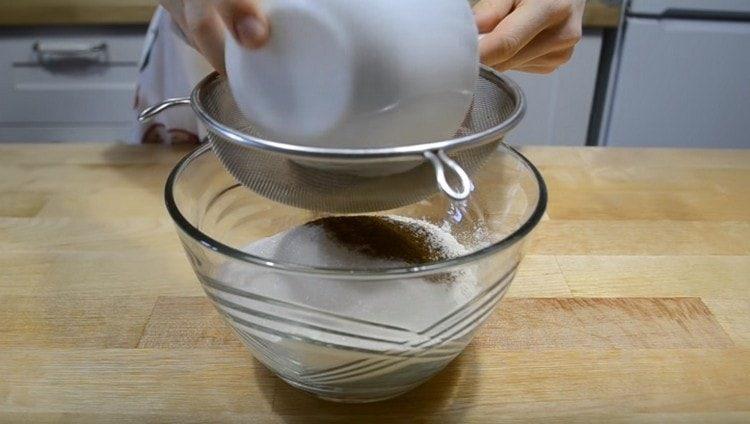 Tamisez la farine, ajoutez-y le sucre, le sucre vanillé, la levure chimique et le cacao.