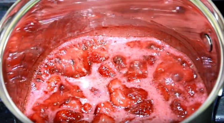 Cuisson de la purée de fraises.