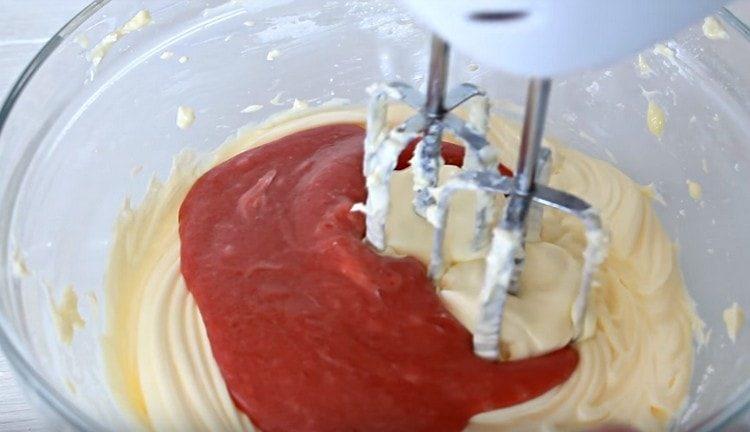 Ajouter la masse de fraises à la crème et fouetter à nouveau.