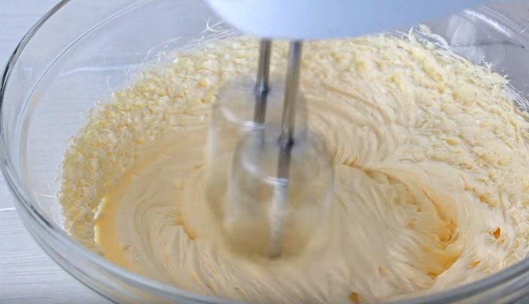 Battre le beurre ramolli avec un mixeur.