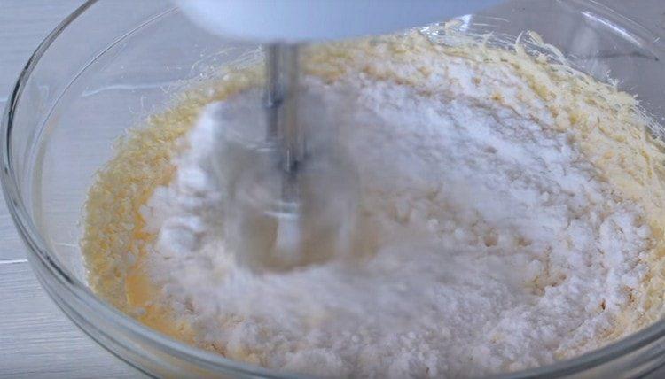 Ajouter le sucre en poudre au beurre.
