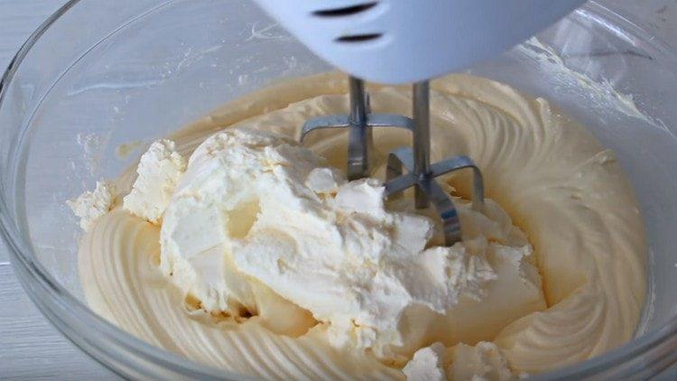 Agregue el queso crema y bata bien la crema nuevamente.
