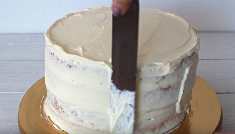 Como parte de la crema, hacemos una capa rugosa del pastel en los lados y en la parte superior.