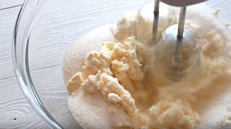 batir la mantequilla con el azúcar con una batidora.