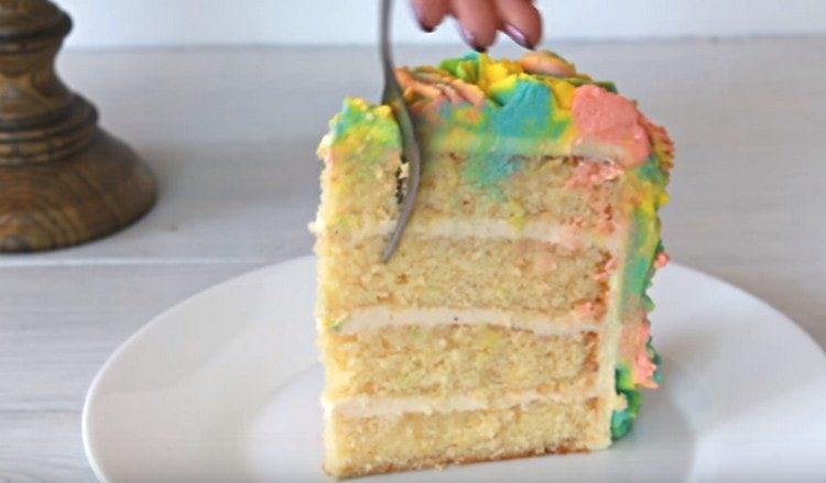 un tel gâteau d'anniversaire ravira non seulement les enfants, mais aussi les adultes.