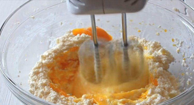 Inserte los huevos en la masa del huevo.