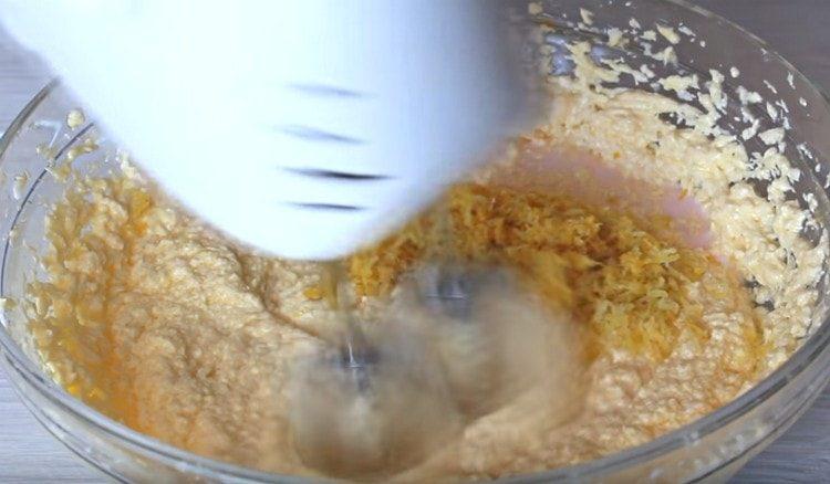 Ajoutez le yogourt et le zeste à la masse de beurre et d’œufs.