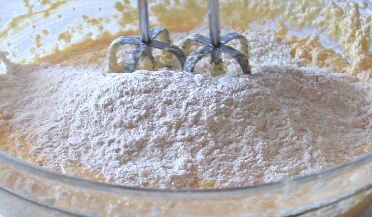 Nous introduisons de la farine dans la pâte.