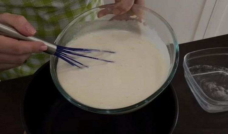 Ajouter le lait restant et mélanger jusqu'à consistance lisse.