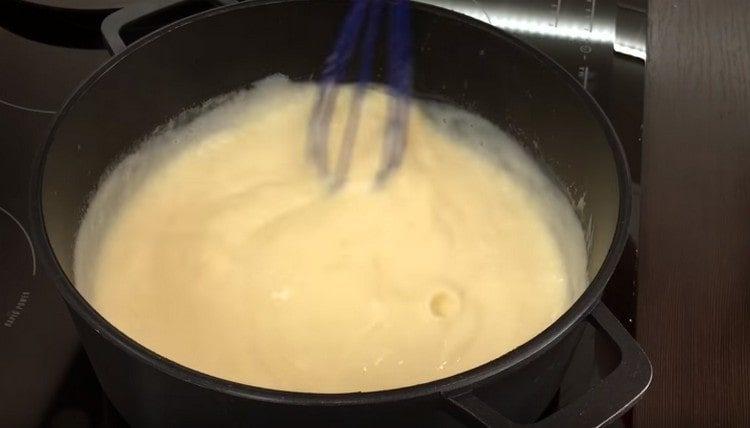 Cuire la crème jusqu'à épaississement.