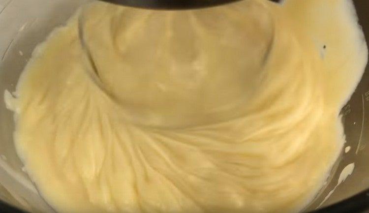 Ajoutez à la crème de beurre de masse par qui et battez tout.