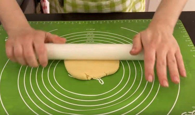 rouler chaque morceau de pâte en cercle.