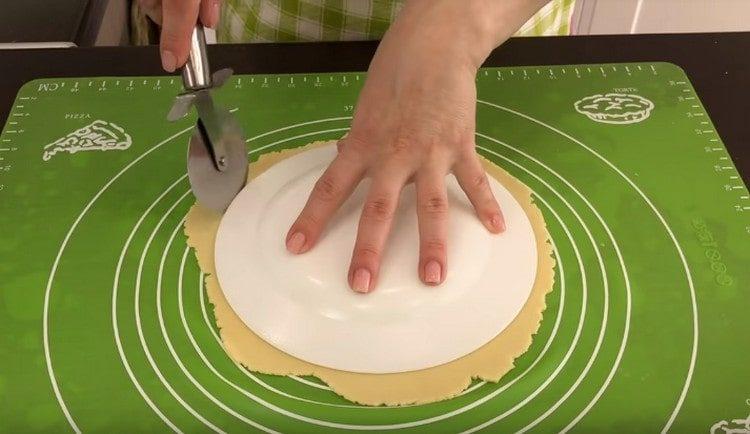 Couper un cercle pair avec une assiette.