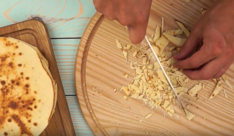 Broyer les restes de gâteaux.