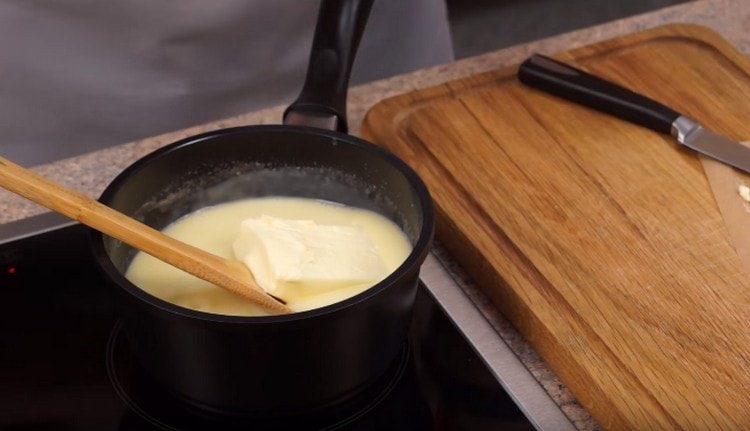 Agregue mantequilla a la crema.