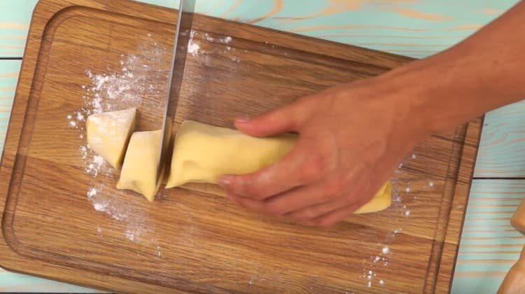 We roll the dough into a roller and cut it into portions.