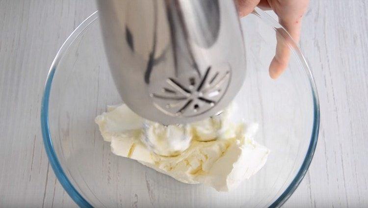 Battre le fromage à la crème avec un mixeur.