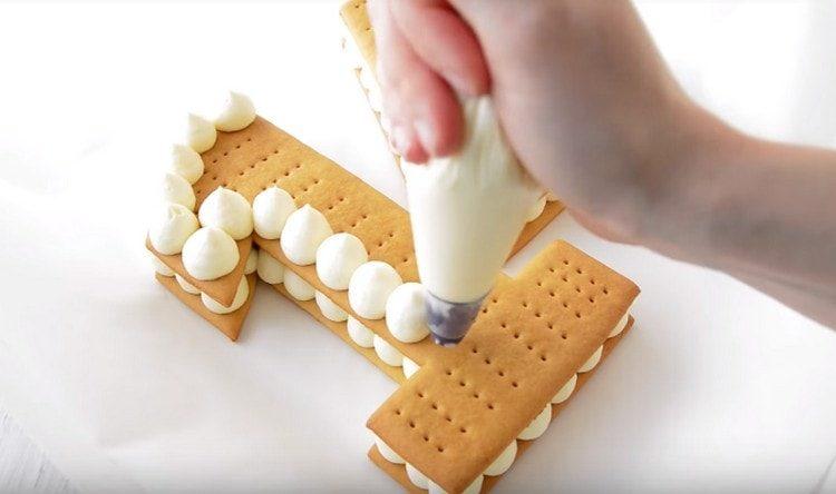 Décorer le gâteau avec des gouttes de crème.