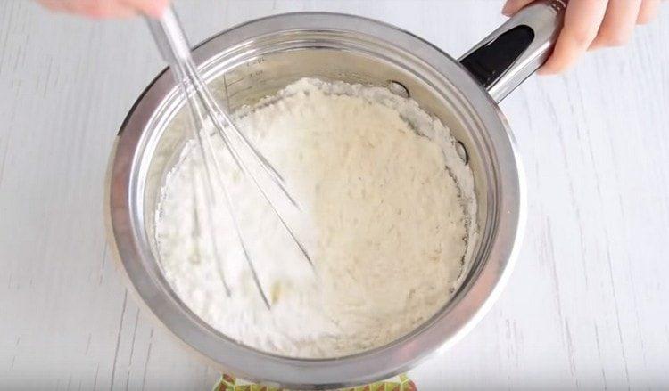 We introduce flour into the dough.