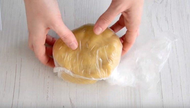 We wrap the dough in cling film and send it to the refrigerator.