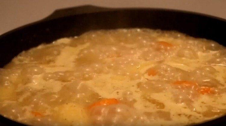 Faire cuire les pommes de terre à feu doux.