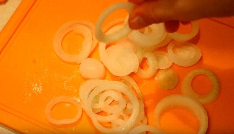 chop the onion rings.