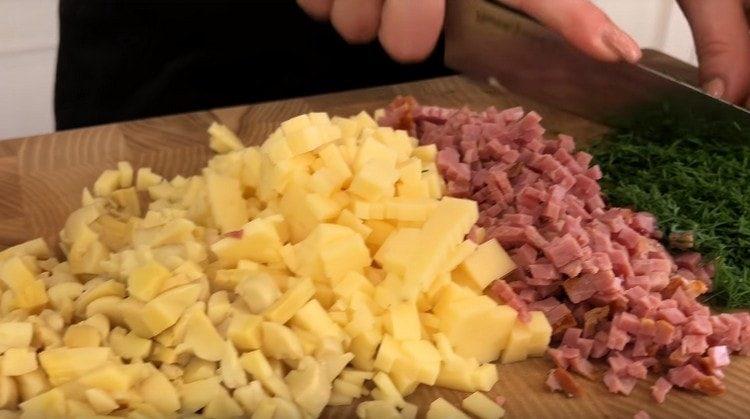 Pique finamente champiñones enlatados, salchichas, queso.