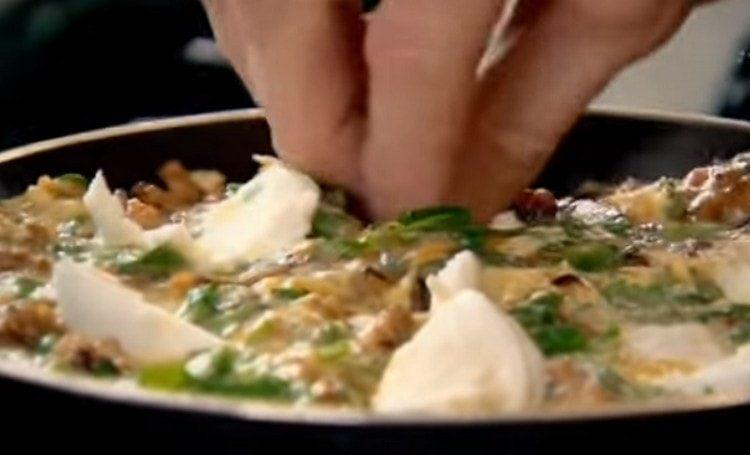 Na vrh omleta rasporedite mocarelu.