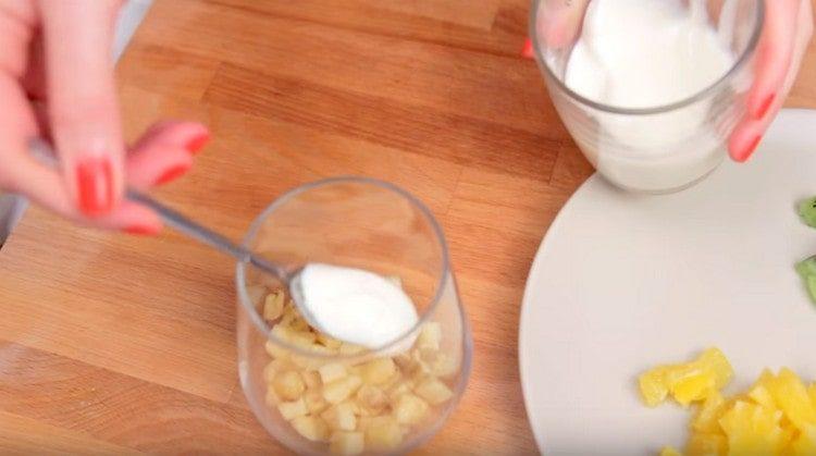 Graisser les bananes avec du yaourt naturel.