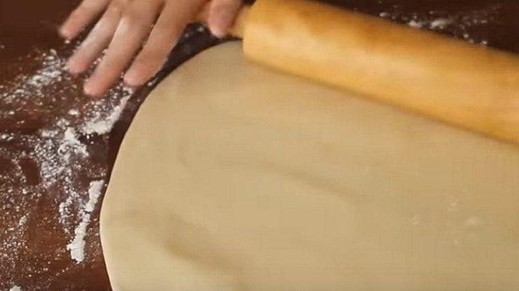 Rouler chaque moitié de la pâte séparément.