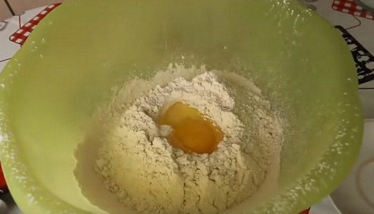 We beat the egg into the flour and add the vegetable oil.