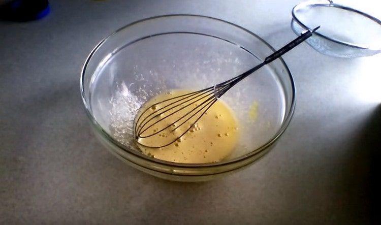 In a bowl, beat the eggs and beat with a whisk.