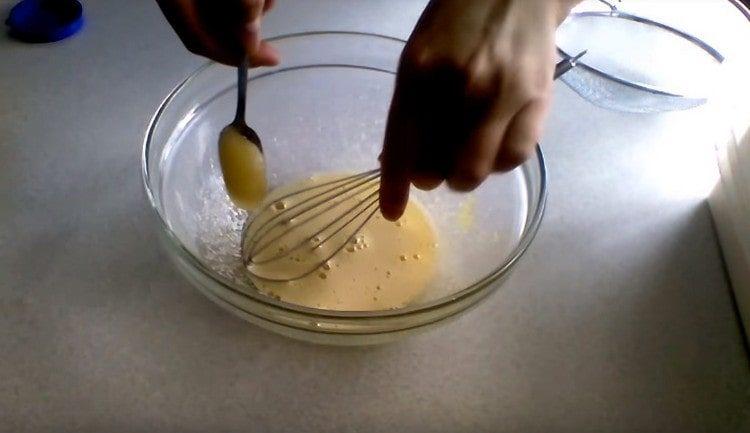 Ajoutez du miel aux œufs.