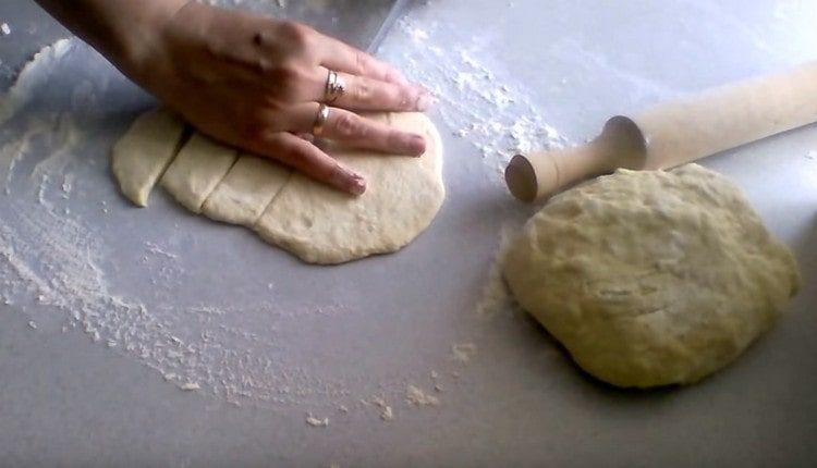 Couper la pâte en lanières.