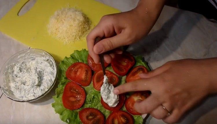 extiende cada círculo de tomate con la mezcla de mayonesa y ajo.