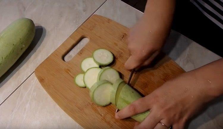 Cut into slices of zucchini