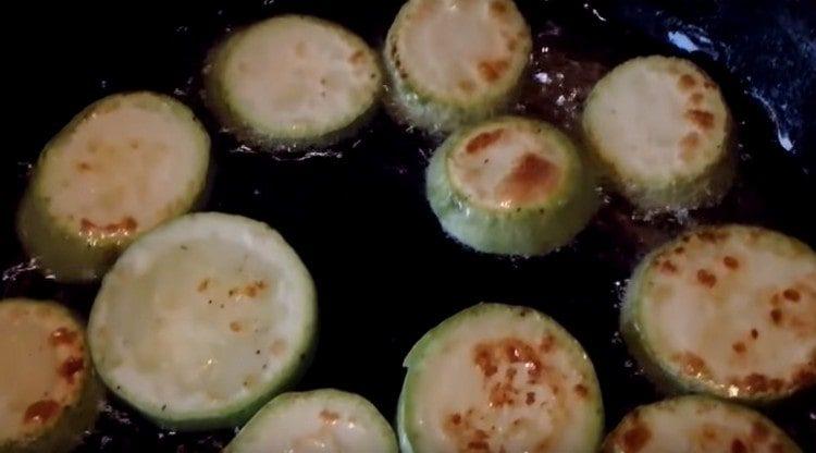 On both sides, fry zucchini in vegetable oil