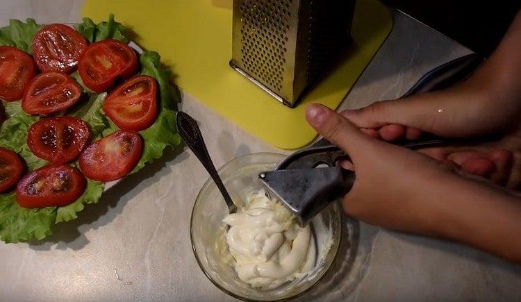 Add garlic to mayonnaise.