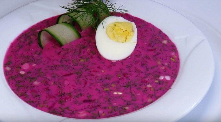 El borscht frío según esta receta es muy sabroso.