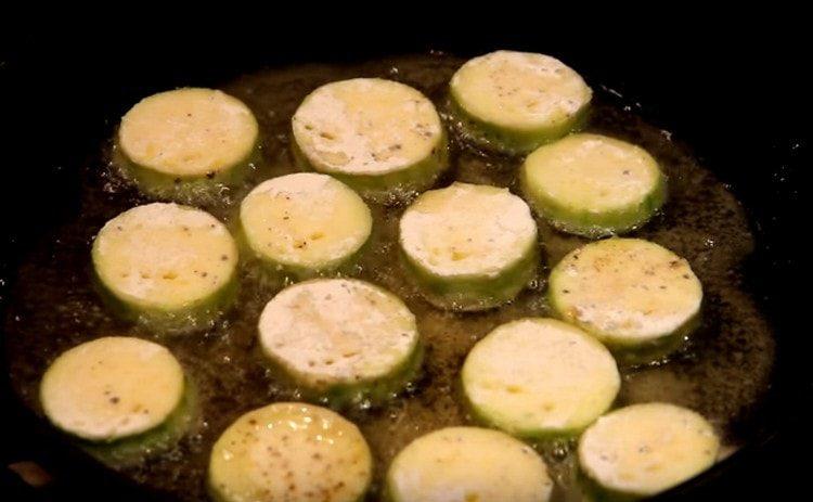 étaler les courgettes dans une poêle bien chaude avec de l'huile végétale.