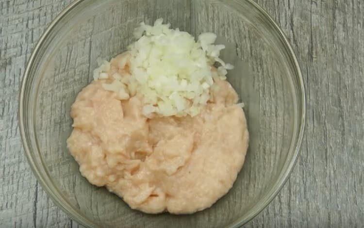 Add chopped onions to the minced meat.