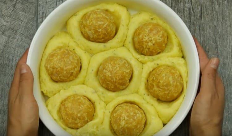 We stuff the minced balls into the recesses in the potato nests.