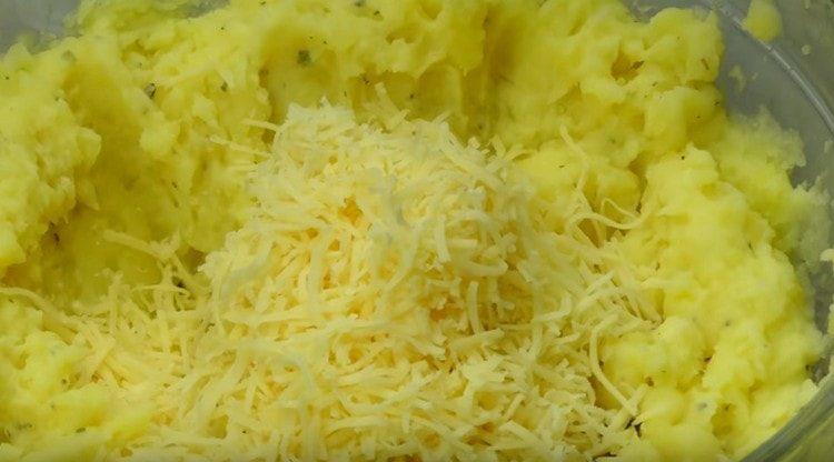 Ajoutez du fromage en purée à la purée.