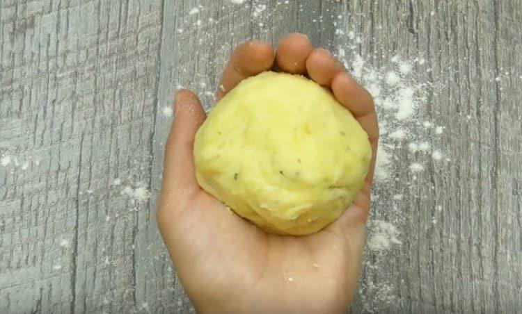 We form balls from potato mass.