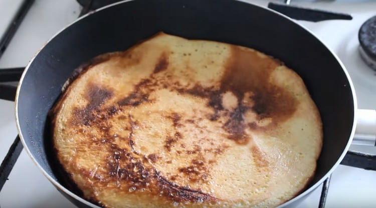 Faire frire la crêpe des deux côtés.